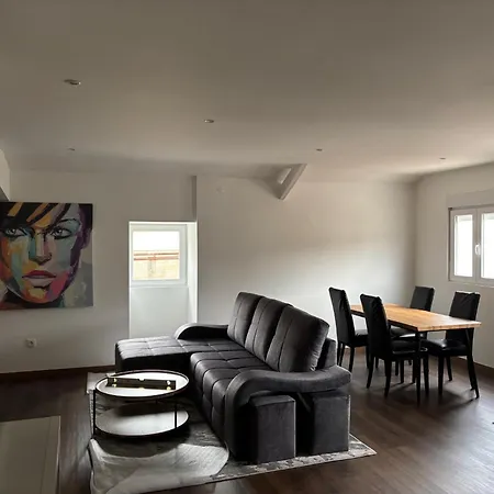 Moradia Moderna Renovada A 1km Do Centro Da De