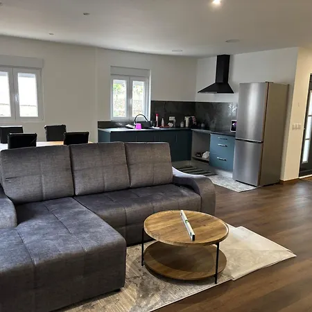 Moradia Moderna Renovada A 1km Do Centro Da De