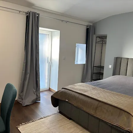 Moradia Moderna Renovada A 1km Do Centro Da De Ferienhaus